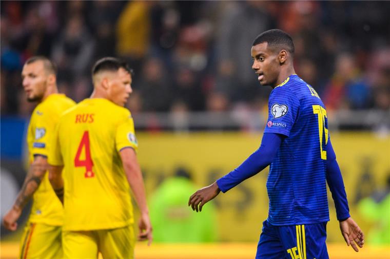 Fußball: Rassistische Rufe und Golfball-Wurf Alexander Isak (rechts)aus Schweden beim Spiel in Bukarest.