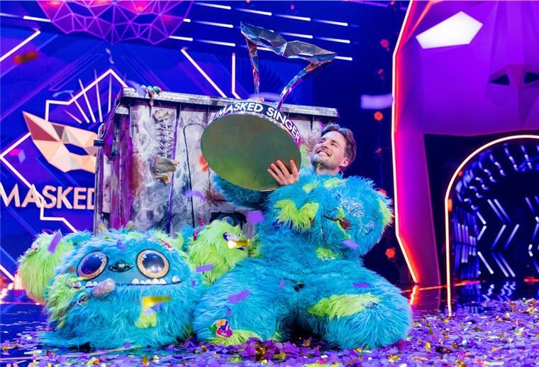 Alexander Klaws gewinnt „The Masked Singer“ Alexander Klaws, Sänger, jubelt als enttarnte Figur "Mülli Müller" in der Prosieben-Show "The Masked Singer" mit dem Pokal.