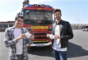 Alexander Mayle (links) und Tim David Müller-Zitzke haben eine große Lieferung Schutzausrüstung für das Land Bremen besorgt. Davon profitieren unter anderem die Feuerwehren.