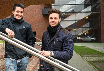 Alexander Mayle und Tim David Müller-Zitzkehaben #corangel ins Leben gerufen. 