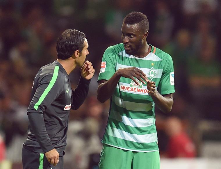 Alexander Nouri (hier im Gespräch mit Lamine Sane, rechts) darf wohl auch gegen Wolfsburg auf der Trainerbank sitzen.