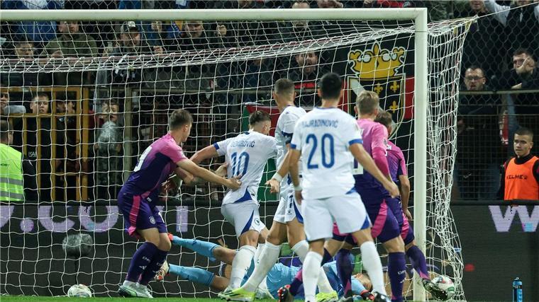 Debüt „sehr schön“: Aber Nübel ärgert das Gegentor Alexander Nübel hechtet beim Kopfballtor von Edin Dzeko vergeblich in die äußerste Ecke seines Tores.