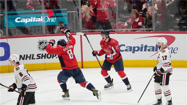 Vor den Augen von Gretzky: Owetschkin egalisiert NHL-Rekord Alexander Owetschkin feiert seinen ersten Treffer zur Führung für die Capitals.