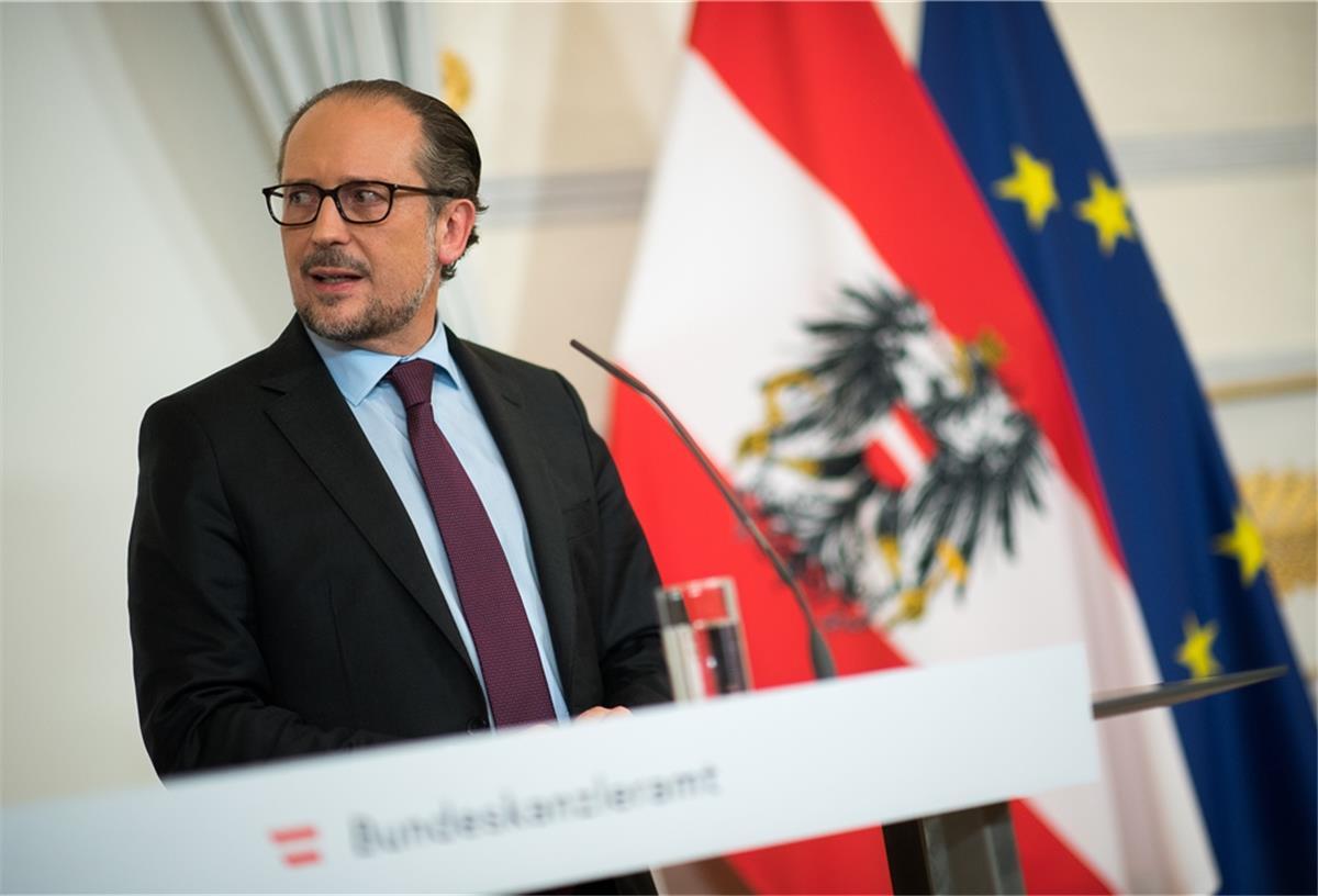 Österreich: Lockdown für Ungeimpfte kommt Alexander Schallenberg (ÖVP), Bundeskanzler von Österreich, spricht auf einer Pressekonferenz nach einer Krisensitzung mit den Ministerpräsidenten.