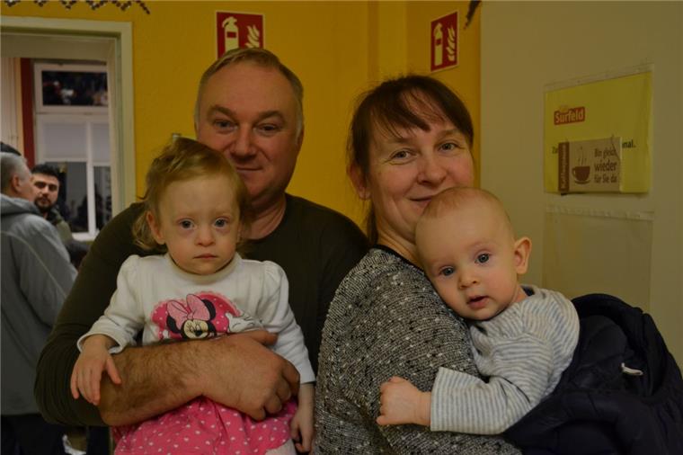 Wunschbaum-Aktion: Bremerhavener beschenken arme Kinder Alexander und Elena Frizkowski freuen sich über die Geschenke für die eineinhalb-jährige Laura und den fünf Monate alten Elissei.