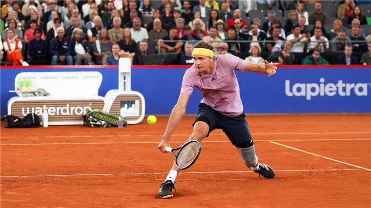 Das Knie schmerzt, aber es hält: Zverev im Achtelfinale Alexander Zverev bei seinem Heimatturnier in Hamburg.