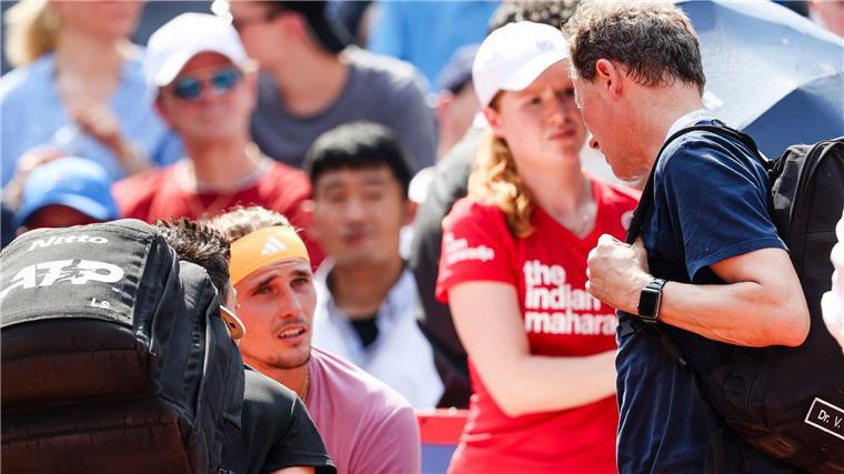 Zverevs großer Kampf bleibt im Hamburg-Finale erfolglos Alexander Zverev brauchte im Finale medizinische Hilfe.