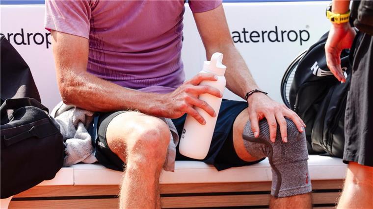 Zverevs großer Kampf bleibt im Hamburg-Finale erfolglos Alexander Zverev brauchte im Finale medizinische Hilfe.