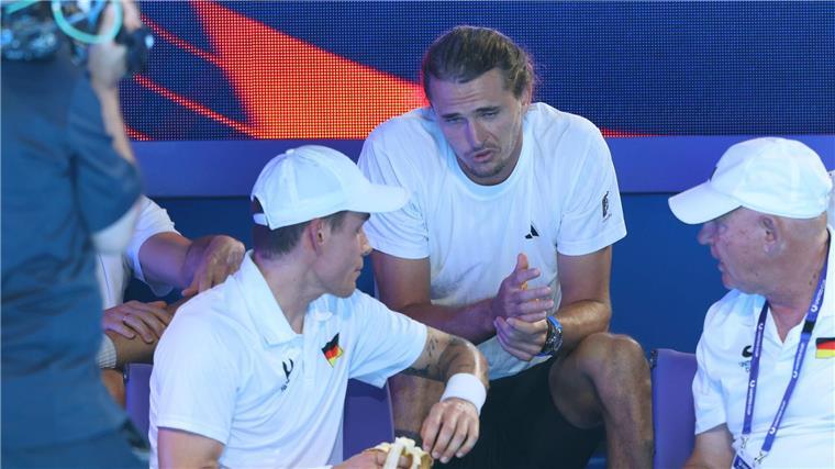 Zverev verletzt: Deutsches Team beim United Cup raus Alexander Zverev konnte wegen einer Verletzung beim Viertelfinale des United Cups nur zuschauen.