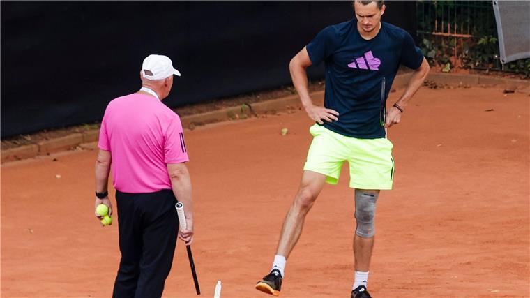 Knie hält: Zverev souverän ins Halbfinale in Hamburg Alexander Zverev (l) bereitet sich auf das Viertelfinal-Match vor.