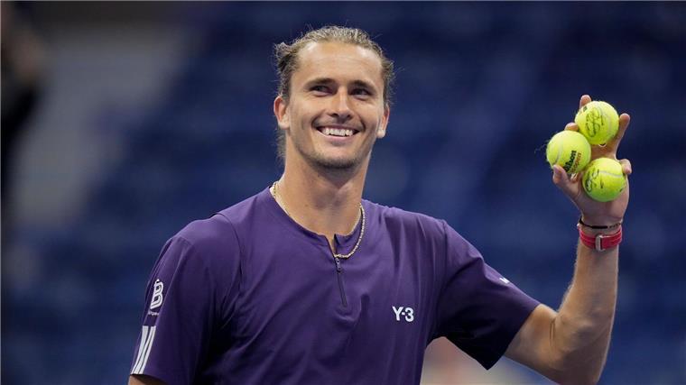Alexander Zverev präsentierte sich nach seinem Auftaktsieg auch zu später Stunde noch entspannt.