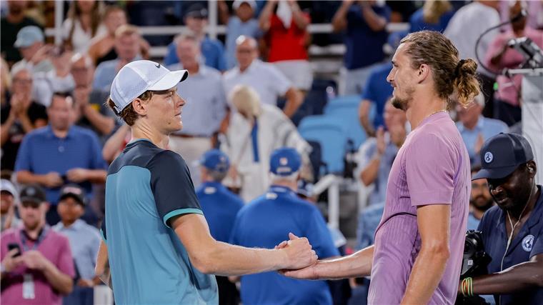 Nach Doping-Wirbel: Sinner trennt sich von Betreuern Alexander Zverev (r) spricht erstmals über die positiven Dopingtests von Jannik Sinner. Zuletzt musste der Deutsche sich seinem Kontrahenten im Halbfinale von Cincinnati geschlagen geben.