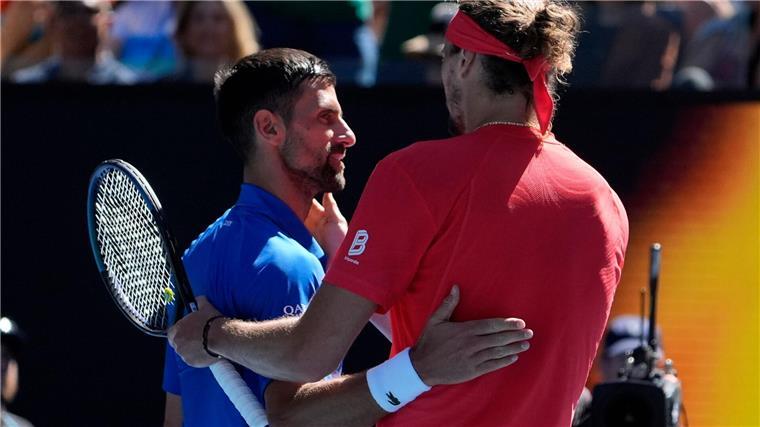 „Bin bereit“: Zverev im Titel-Showdown gegen Sinner Alexander Zverev (rechts) steht nach der Aufgabe von Novak Djokovic im Finale