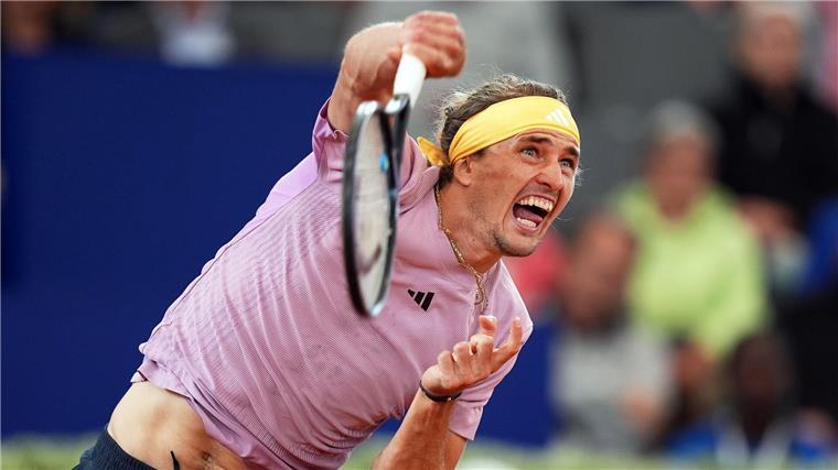 Das Knie schmerzt, aber es hält: Zverev im Achtelfinale Alexander Zverev spielte sein erstes Match am Rothenbaum.