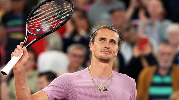 Das Knie schmerzt, aber es hält: Zverev im Achtelfinale Alexander Zverev steht in Hamburg im Achtelfinale.