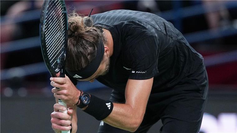 Nächste Enttäuschung: Zverev auch in Shanghai früh raus Alexander Zverev war in Shanghai am Ende seiner Kräfte.