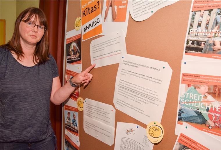 Alexandra Antons, Leiterin des evangelischen Kindergartens in Tossens, ist mit dem neuen Niedersächsischen Kindertagesstättengesetz, genau wie ihre Kolleginnen, unzufrieden. Mit dieser Stellwand haben sie die Eltern der Kita-Kinder jetzt darauf aufmerksam gemacht.