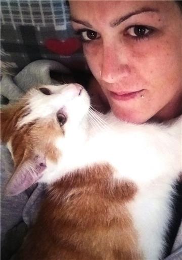 Alexandra Bittner aus Nordenham mit dem &quot;tollsten Kater der Welt&quot;, wie...