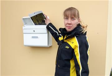 Alexandra Kuschel stellt auch in Zeiten von Corona weiter Post in der Gemeinde Wurster Nordseeküste zu.