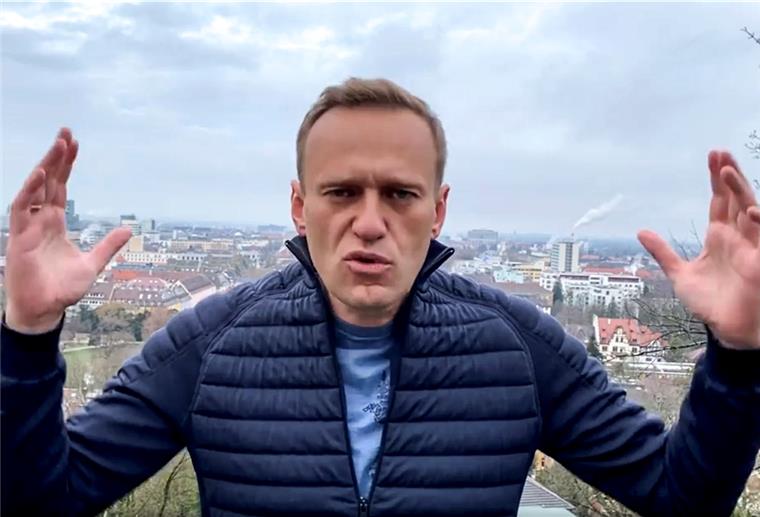Die vom Instagram-Account von Alexej Nawalny stammende Aufnahme aus einem veröffentlichten Video zeigt den russischen Oppositionellen Alexej Nawalny vor dem Hintergrund einer Stadt. 