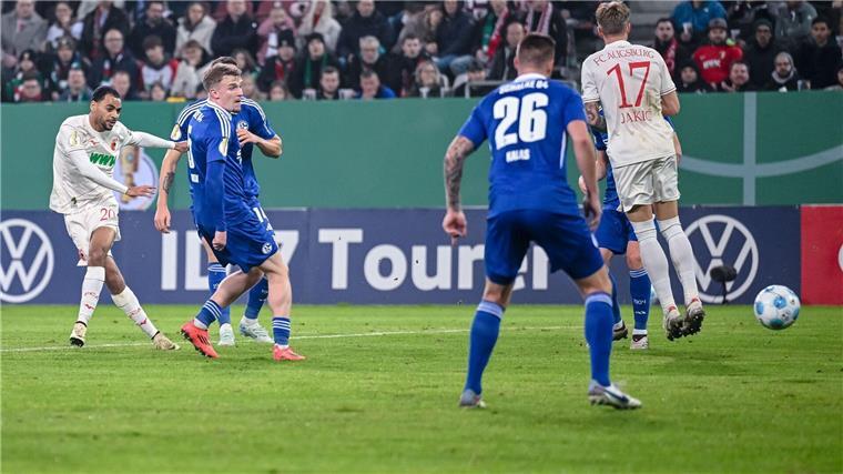 FC Augsburg bezwingt Schalke - Claude-Maurice und zwei Joker Alexis Claude-Maurice (l) hat bei seinem Schuss Glück mit dem Rasen.