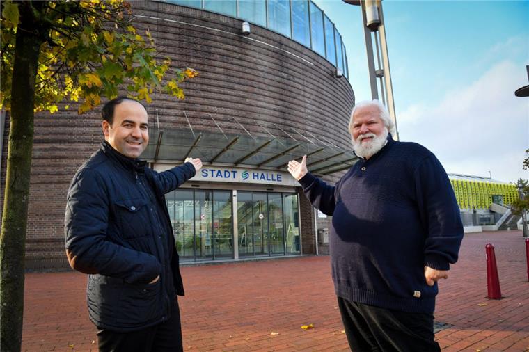 Nikolausessen für 1000 bedürftige Bremerhavener in der Stadthalle Alexis Vaiou und Manfred Jabs (von links) vor der Stadthalle in Bremerhaven. Am 10. Dezember richten sie das traditionelle Nikolausessen zum ersten Mal dort aus.