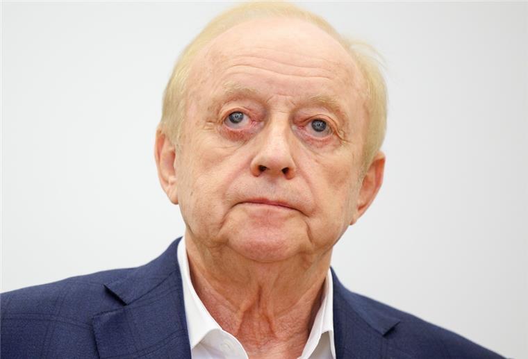 Star-Koch Alfons Schuhbeck zu Gefängnisstrafe verurteilt Alfons Schuhbeck, Koch und Unternehmer, steht vor Prozessbeginn als Angeklagter im Gerichtssaal im Landgericht München I.