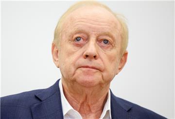 Alfons Schuhbeck, Koch und Unternehmer, steht vor Prozessbeginn als Angeklagter im Gerichtssaal im Landgericht München I.