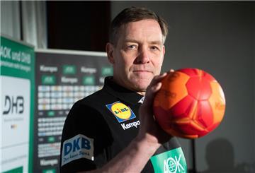 Alfred Gislason steht bei seiner Vorstellung als neuer Bundestrainer bei einer Pressekonferenz.