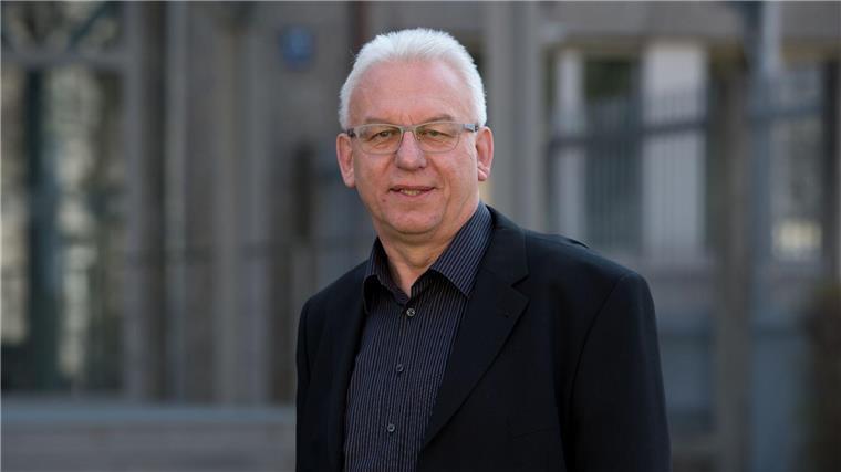 Alfred Hettmer vor dem Haupteingang des Bayerischen Landeskriminalamt (LKA).