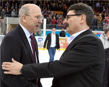 Alfred Prey gratuliert Don Jackson