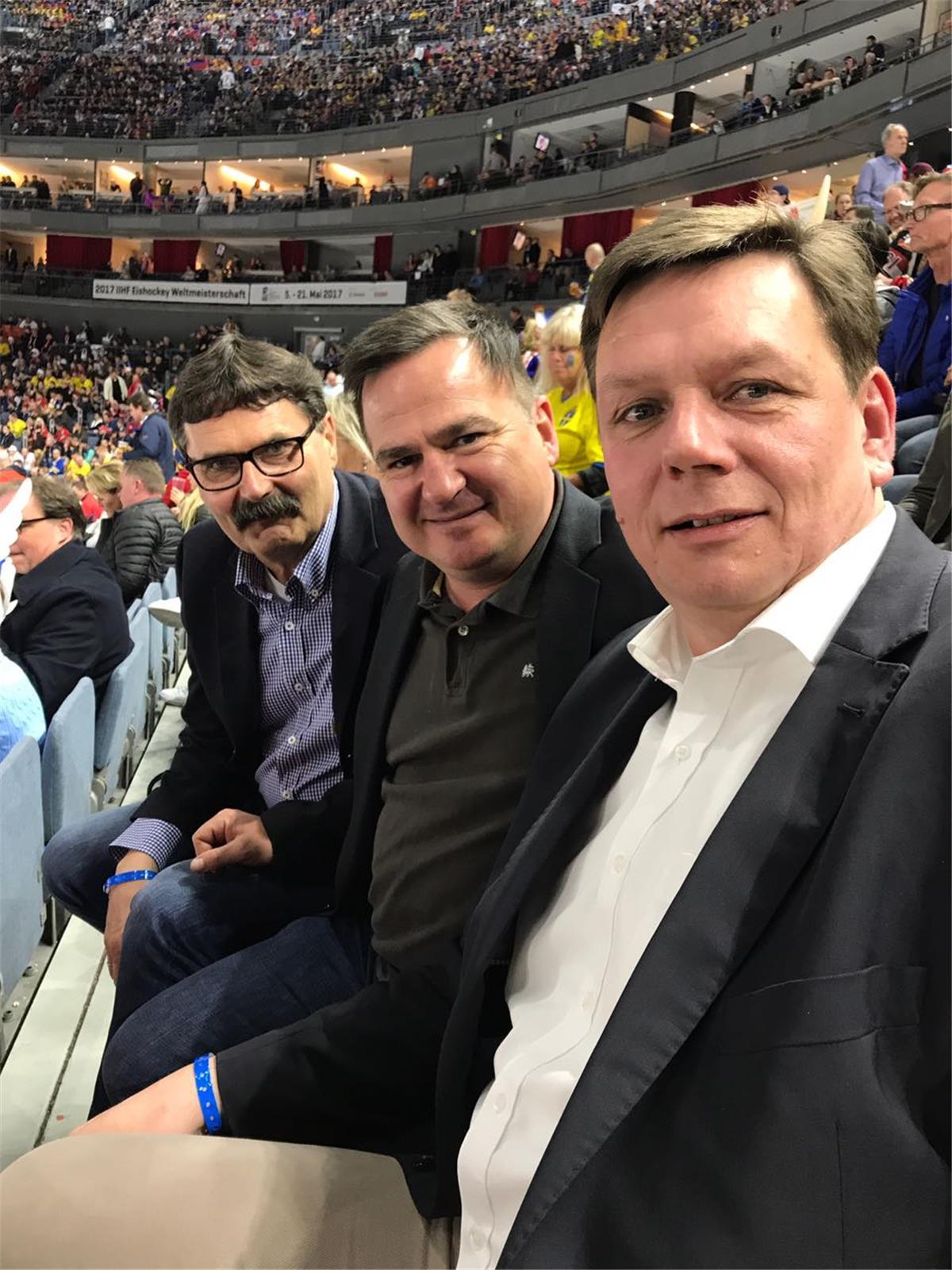 Alfred Prey, Hauke Hasselbring und Sponsor Kai-Arne Schmidt (von links) verfolgen das WM-Geschehen in der Kölner Lanxess-Arena.