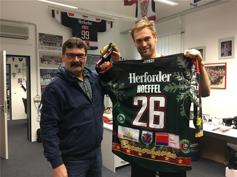 Hoeffels Trikotgrüße nach Wolfsburg Alfred Prey (links) und Mike Hoeffel präsentieren das Weihnachtstrikot des Stürmers aus 2015. Es wurde nie getragen.