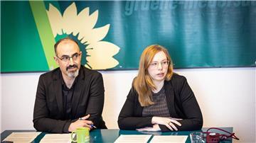 Alhamwi (l) und Garlichs führen die niedersächsischen Grünen seit zwei Jahren an.