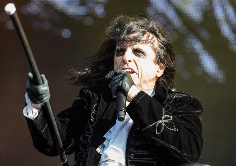 Wacken: Abrocken mit Bier-Pipeline und 150 Bands Alice Cooper singt auf der Harder Stage des Wacken Open Air Festivals.