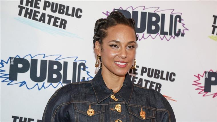 „Hell’s Kitchen“: Musical von Alicia Keys feiert Premiere Alicia Keys besucht die Off-Broadway-Premiere von „Hell’s Kitchen“ im The Public Theater. Das erste Musical der Sängerin hat in New York Premiere gefeiert.