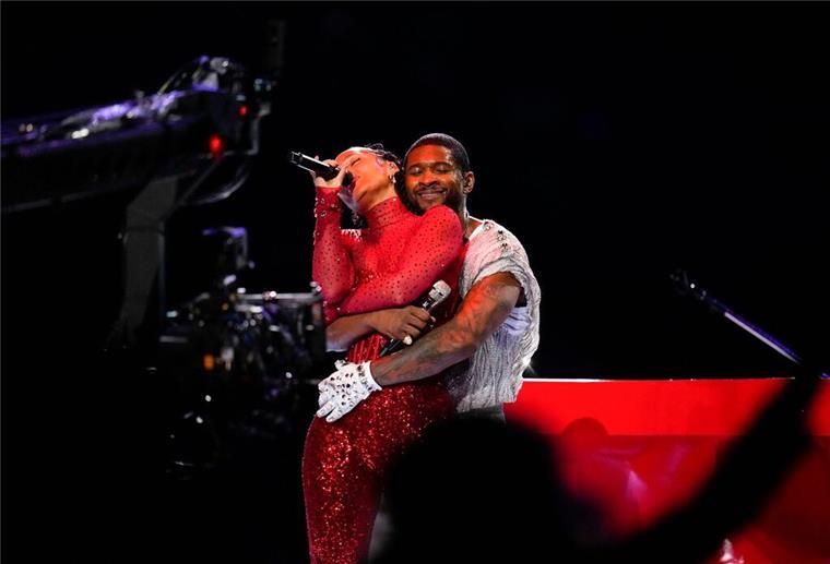 Super Bowl: Usher singt mit Überraschungsgästen Alicia Keys stand als Überraschungsgast mit Usher auf der Bühne.