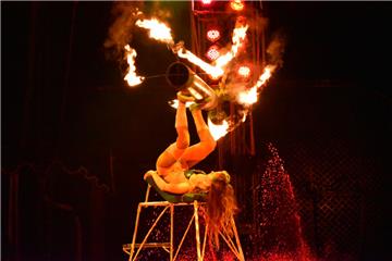 Alicia Spindler lässt die Flammen kreisen.