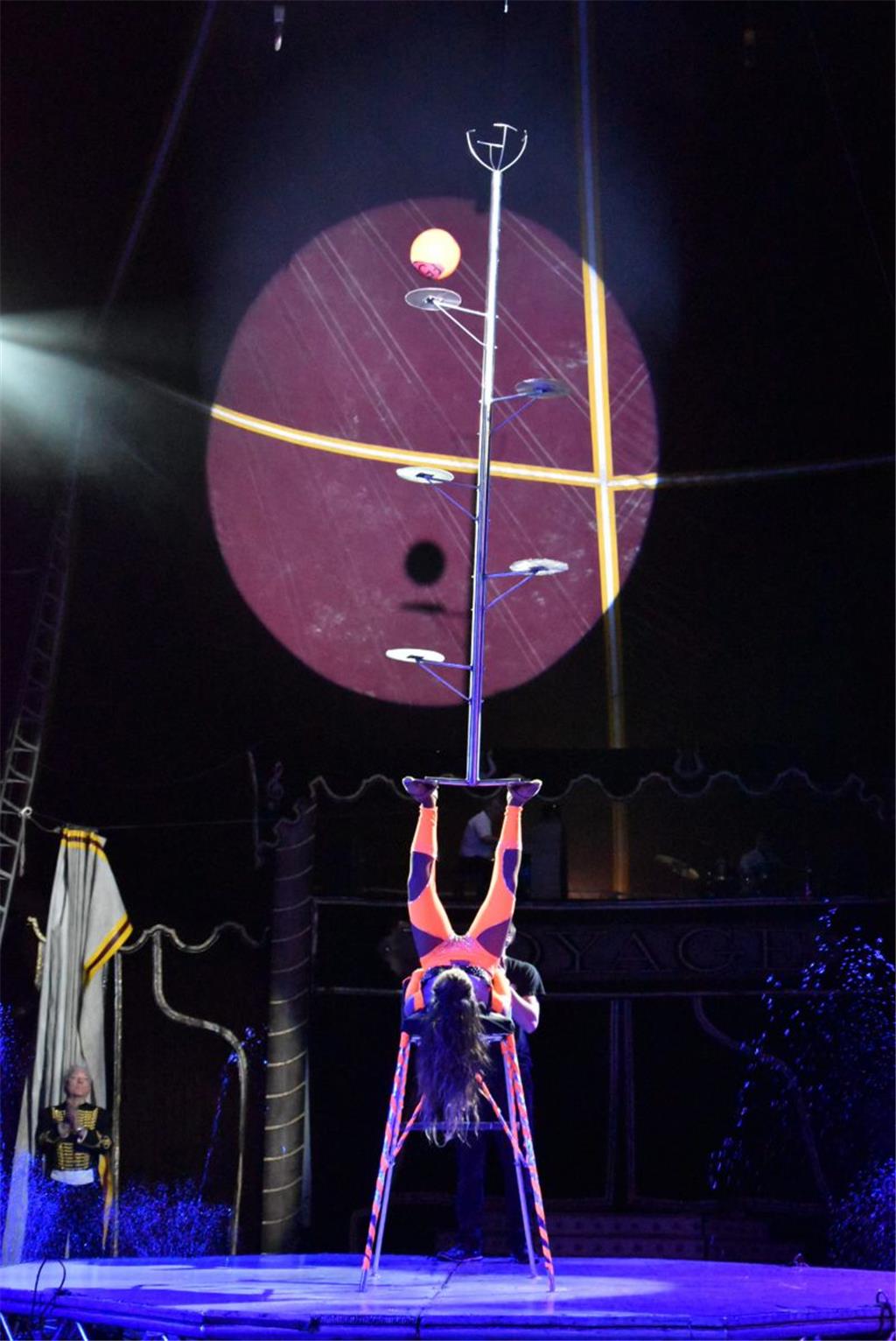 Alicia zaubert gleich den Ball in den Korb.