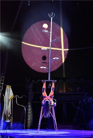Alicia zaubert gleich den Ball in den Korb.