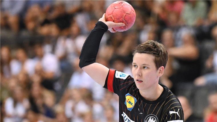 Handballerinnen gehen mit vier Neulingen in EM-Vorbereitung Alina Grijseels führt die deutschen Handballerinnen bei den EM-Testspielen als Co-Kapitänin aufs Feld.
