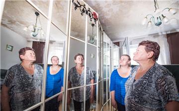 Alissa Knoll und ihre Mutter Natalia sind verzweifelt: Löschwasser vom Brandbekämpfungseinsatz eine Etage über ihrer Wohnung machte ihre vier Wände quasi unbewohnbar.