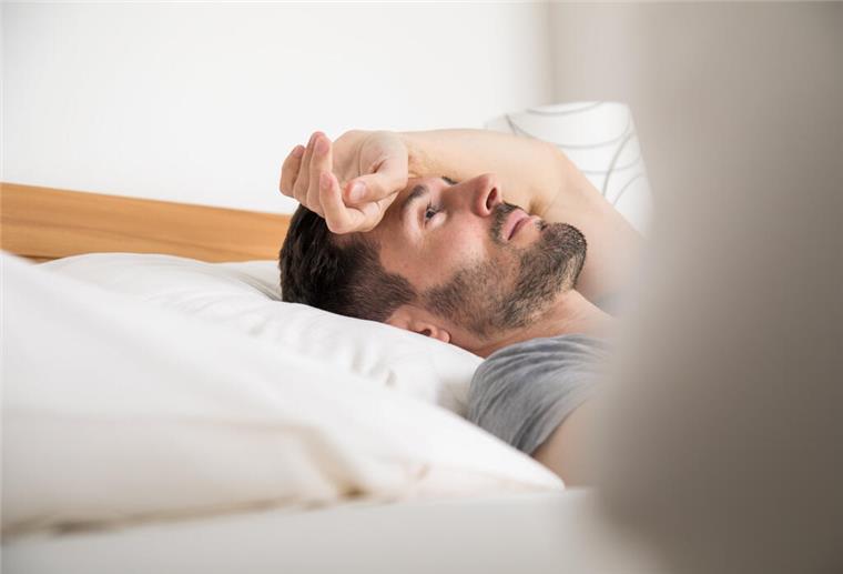 Alkohol als Einschlafhilfe? Der vermeintliche Schlummertrunk sorgt für unruhigen Schlaf. (Symbolbild)