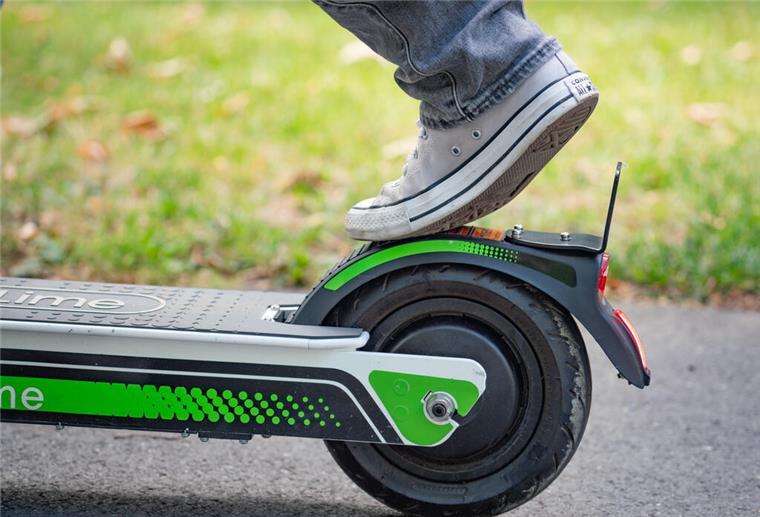 Alkohol, Drogen, fehlende Papiere: Polizei stoppt vier Verkehrssünder E-Scooter