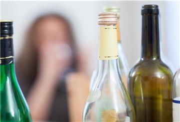 Alkohol in Massen: Forscher vermuten, dass Corona-Stress auch Suchtverhalten fördern kann.