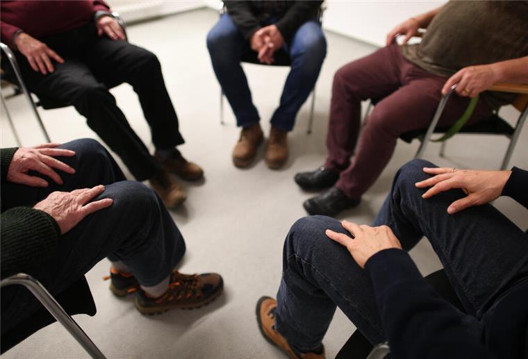 Alkoholsucht in Bremerhaven und Landkreis: Wie schlimm ist die Lage – und was können Sie tun? ARCHIV - Eine Selbsthilfegruppe kann bei Alkoholsucht Teil einer Langzeittherapie sein, um Rückfällen vorzubeugen. (zu dpa: «Alkoholsucht: Gefährdung erkennen und Hilfe finden») Foto: Felix Kästle/dpa/dpa-tmn - Honorarfrei nur für Bezieher des dpa-Themendienstes +++ dpa-Themendienst +++