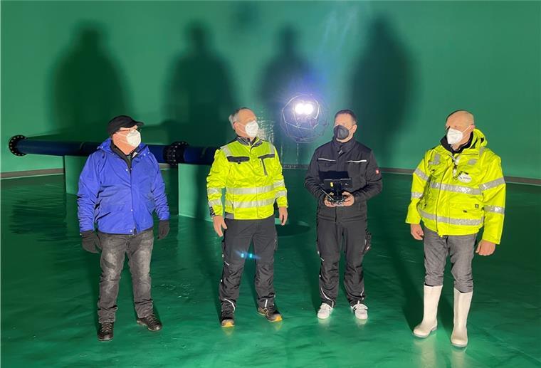 Wesermarsch: Drohne kontrolliert im Trinkwasserspeicher Alle Augen auf die Drohne: Fritz Habighorst, Karsten Lehrke, Christian Engelke und Carsten Schröder verfolgen den Start des Fluggeräts im Trinkwasserspeicher in Elsfleth.