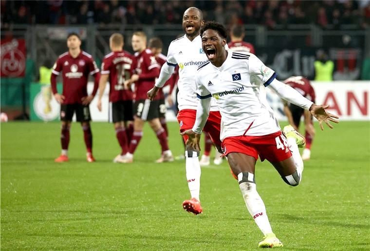 2. Liga: Erstes Nordduell zwischen HSV und Hansa seit 2008 Alle Augen werden auch im Nordduell auf ihn gerichtet sein: Der 20 Jahre alte Faride Alidou (rechts) ist der Fan-Liebling der Hamburger.