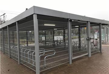 Alle Baumängel sind beseitigt, die Fahrrad-Sammelschließlanlage ist fertig. Wer sein Fahrrad dort gesichert abstellen möchte, kann mit der Gemeinde einen Nutzungsvertrag abschließen.