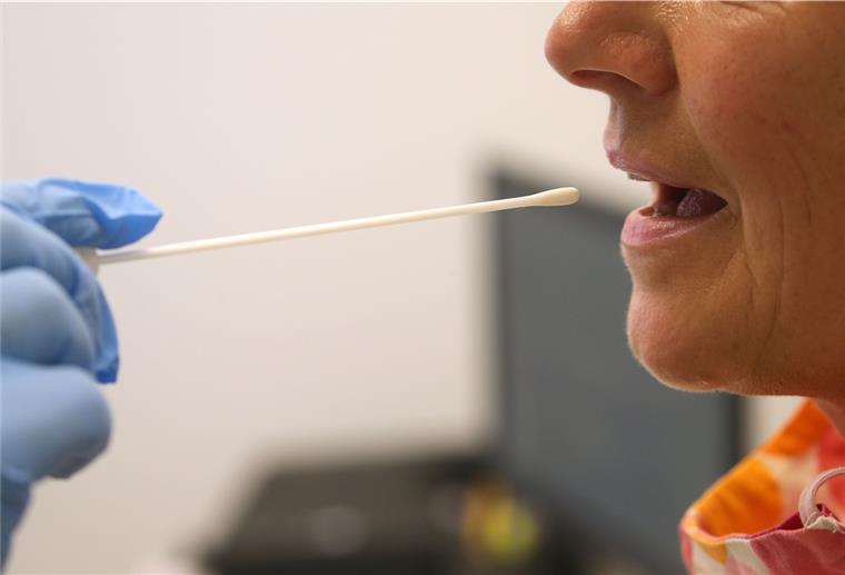 „Bedauerlicher Einzelfall“: Ohne Ausweiskontrolle ins Klinikum Corona-Test mit Wattestäbchen